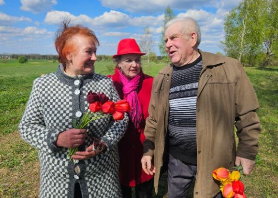 Возле яблоневого сада недалеко от Молодечно чернобыльские переселенцы обнимались, вспоминали прошлое и грустили о тех, кого уже нет...